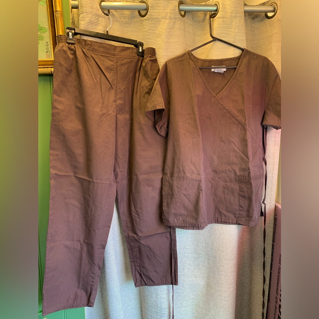 Previously Owned Brown Ladies 2Piece Scrubs Size L